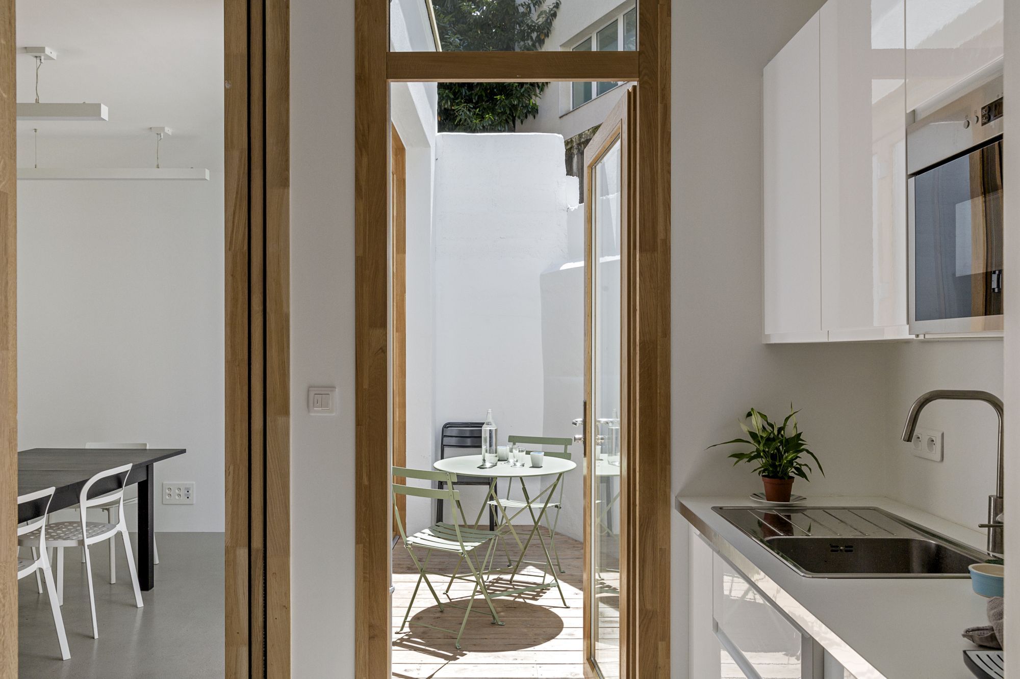 Kitchenette de bureaux ouverte sur un patio