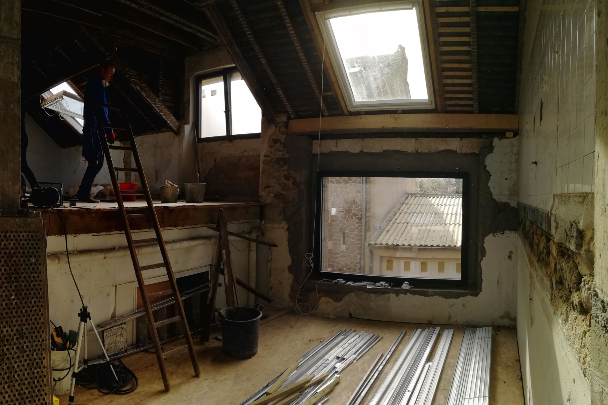 Chantier de rénovation sous charpente